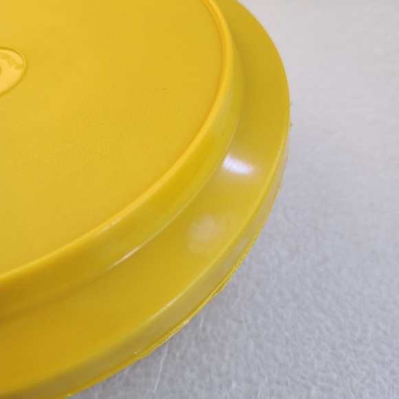 Set of 2 Vtg Tupperware Seal 'N Serve Yellow Bowls - Picture 9 of 13